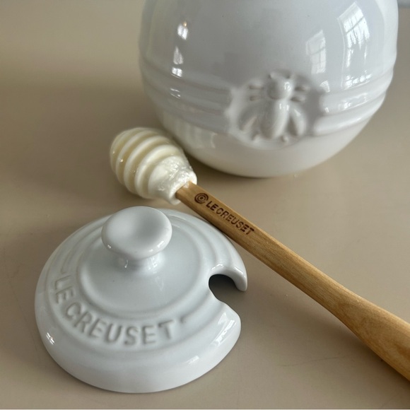 Le Creuset Honey Pot With Original Silicone Dipper White Ceramic - Picture 2 of 5